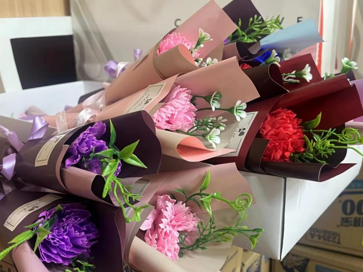 建華文創(chuàng)集團開展“送你一朵小花”女神節(jié)活動