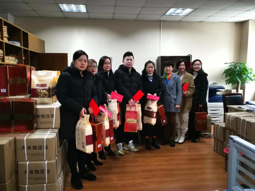 集團領導慰問一線員工和部分優(yōu)質(zhì)合作商戶