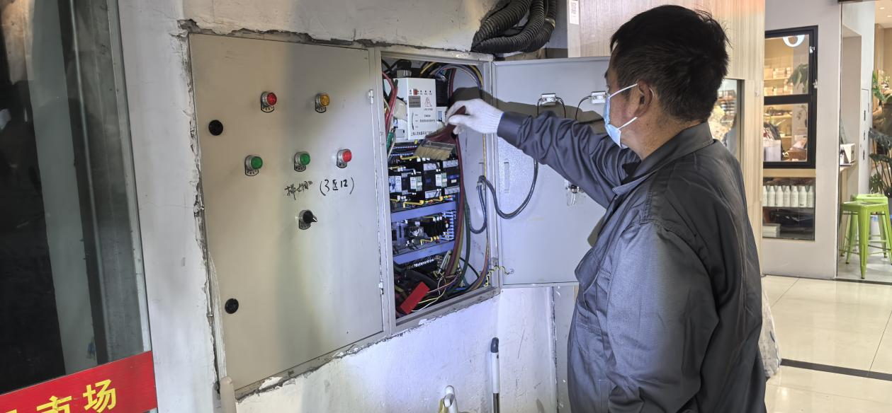 錢(qián)江商城排煙風(fēng)機(jī)控制柜維護(hù)完成，安全保障再升級(jí)