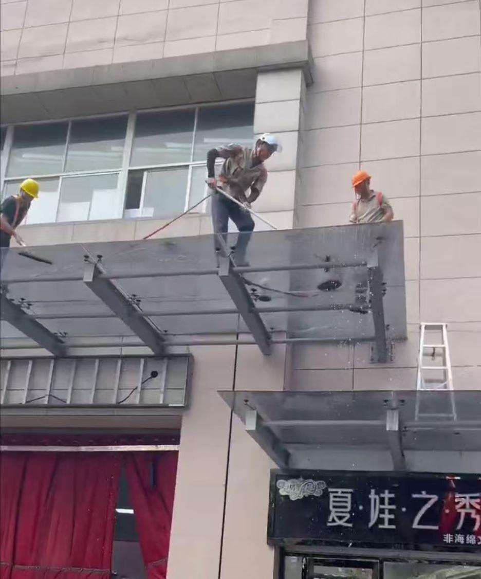 “洗”迎國(guó)慶錢(qián)江商城為玻璃雨棚做“美容”