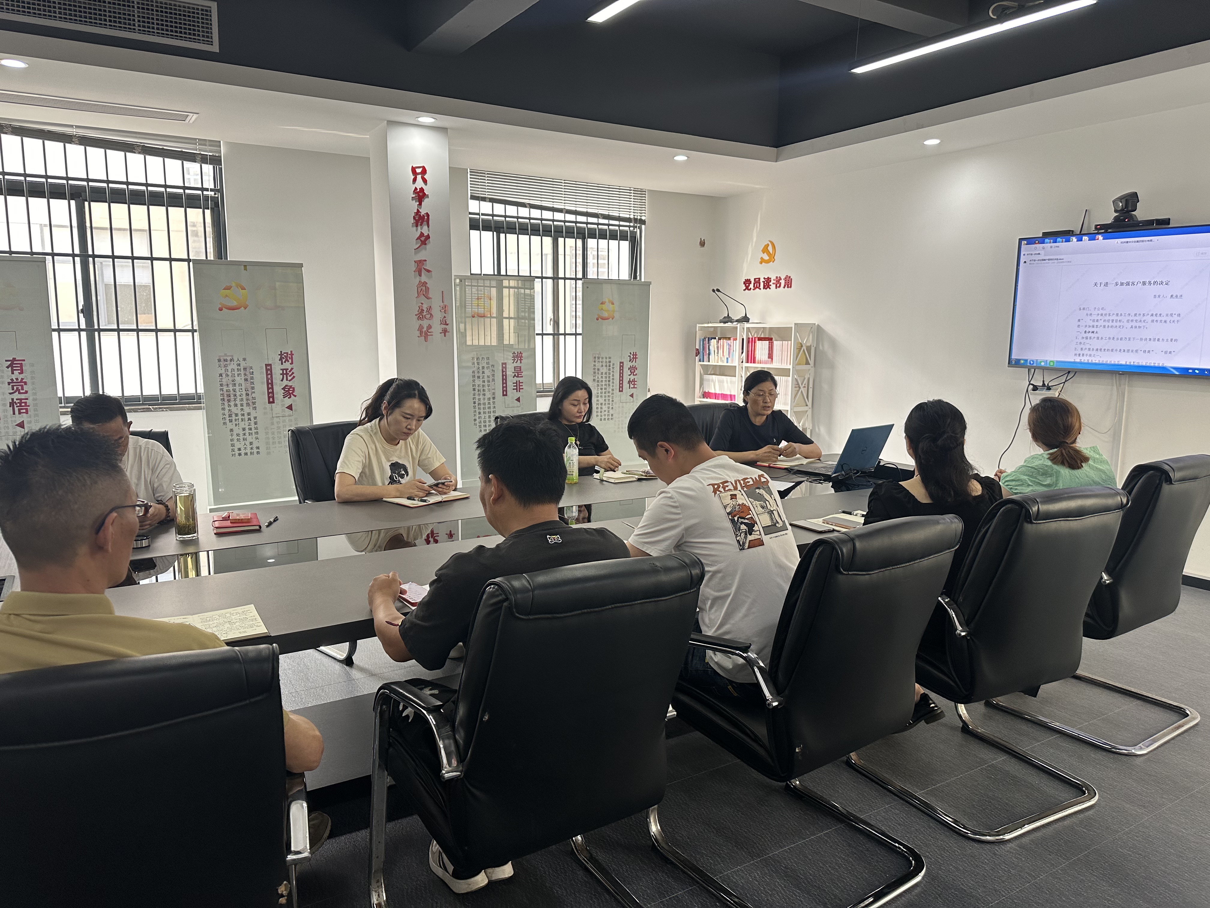 立足服務(wù)重細(xì)節(jié)，擦亮服務(wù)“金招牌” ——建華文創(chuàng)集團(tuán)開展《關(guān)于進(jìn)一步加強(qiáng)客戶服務(wù)的決定》相關(guān)學(xué)習(xí)