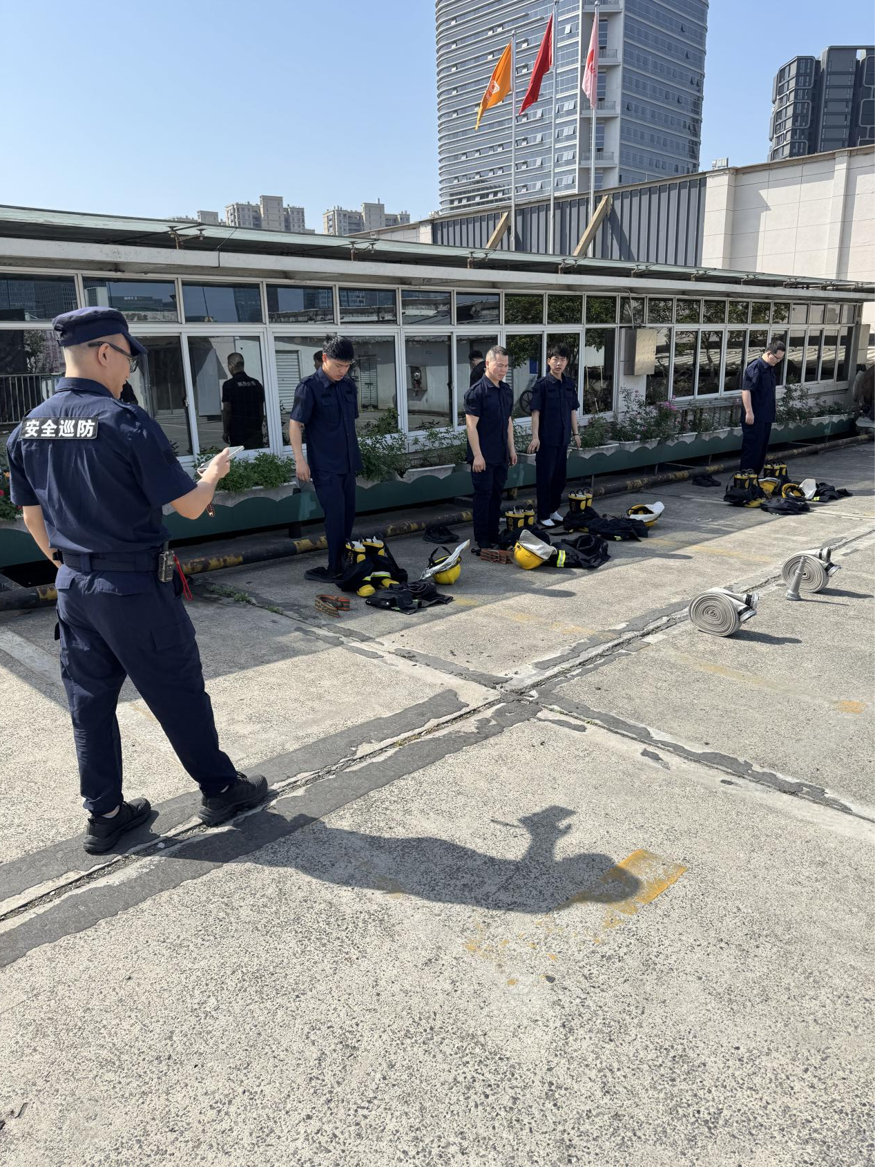 以練筑防——錢江商城安全員開展出水技能訓(xùn)練