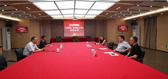 拱墅區(qū)委常委、統(tǒng)戰(zhàn)部長(zhǎng)王書(shū)評(píng)蒞臨集團(tuán)指導(dǎo)