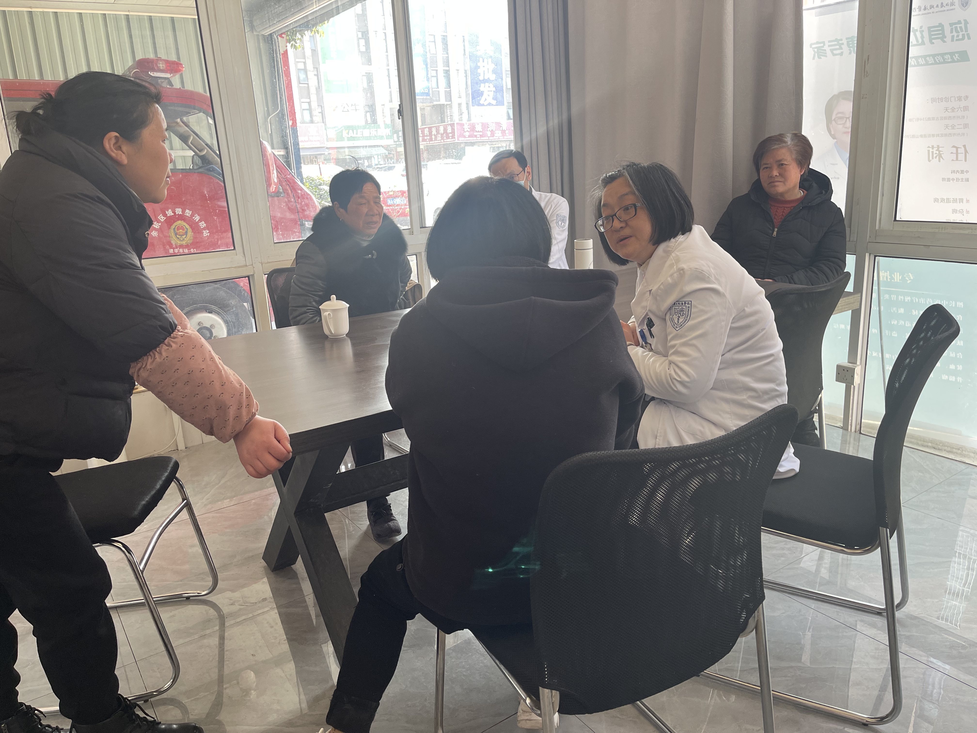   健康關(guān)愛 溫暖商戶——市場邀請省立同德醫(yī)院專家團隊進(jìn)市場開展義診活動 