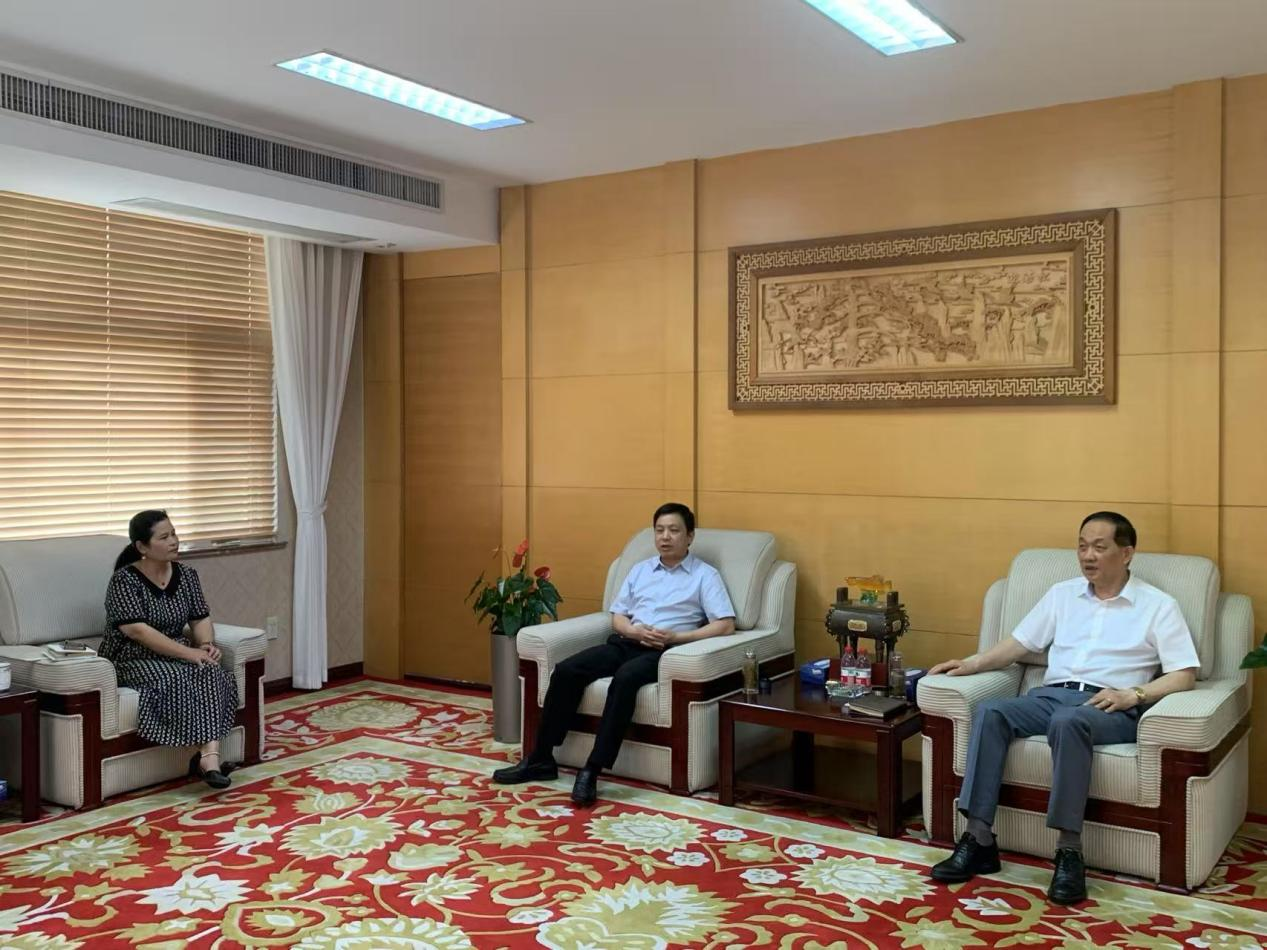 區(qū)領導赴集團慰問人大代表