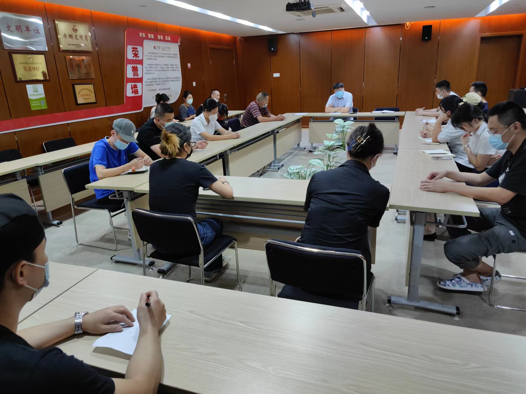 水晶城召開(kāi)7月店長(zhǎng)會(huì)議