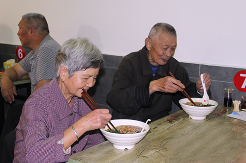 20151021重陽節(jié)送長壽面活動3.jpg 20151021重陽節(jié)送長壽面活動3.jpg